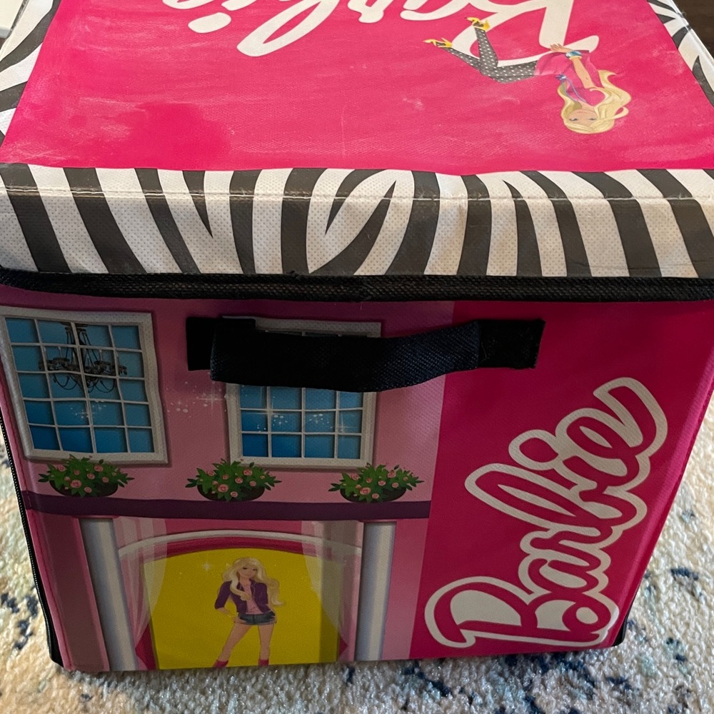 Barbie Storage Bin and Playmat - Picture 4 of 5